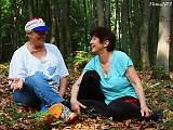 Trusalová 2013 - Irenka s Ľudkou oddychujú v lese