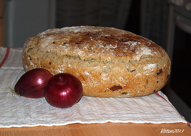 kváskový tradičný chlebík cibuľový s olivami
