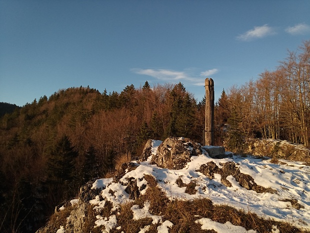 Valientov diel 828 m.m.m. a východ slnka na Goleštane ponad vrch Minčol