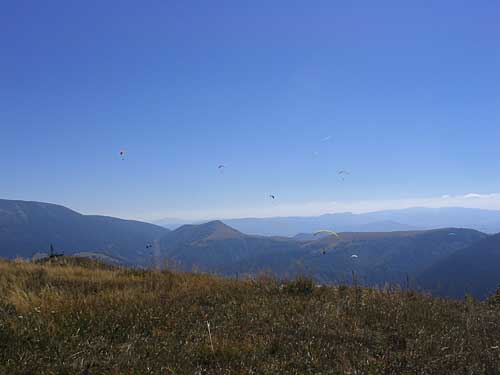 paraglidisti nad Donovalmi