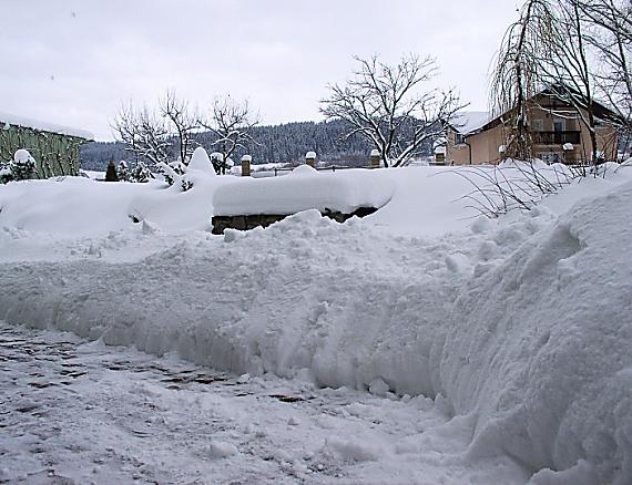 stále padá a padá
