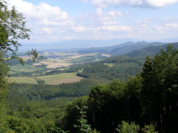 pohľad na Sedlickú brázdu v pravo Sopotnické  vrchy, vzadu Slanské pohorie