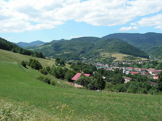 časť mestečka Dobšiná s okolitou prírodou.