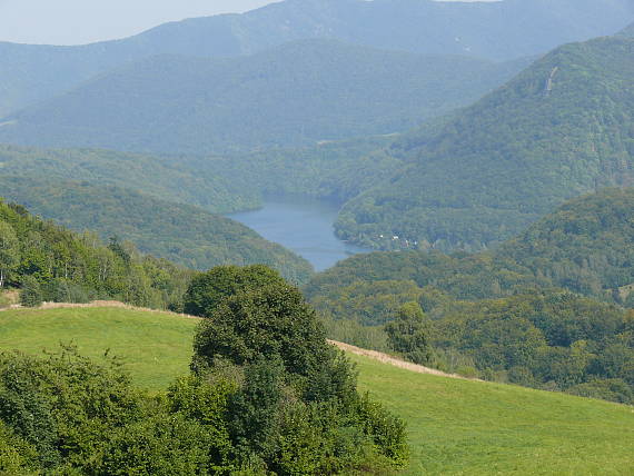 úN Ružín-pohľad z kopca nad Folkmarom