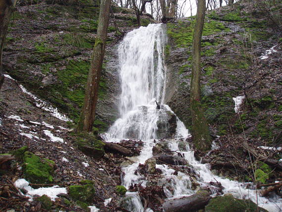 občasný vodopád v údolí Hlboče