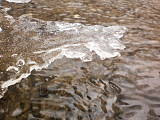 topiaci sa ľad na potoku