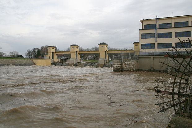 rozvodněná a špinavá řeka Morava
