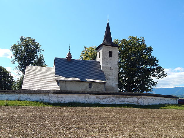Gotický kostol Všesvätých v Ludrovej.