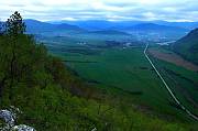 Pohľad z vyhliadky na Plešiveckej planine na rožňavskú kotlinu.