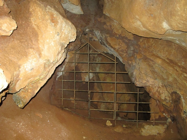 Jaskyňa pri K ečovskej vyvieračke