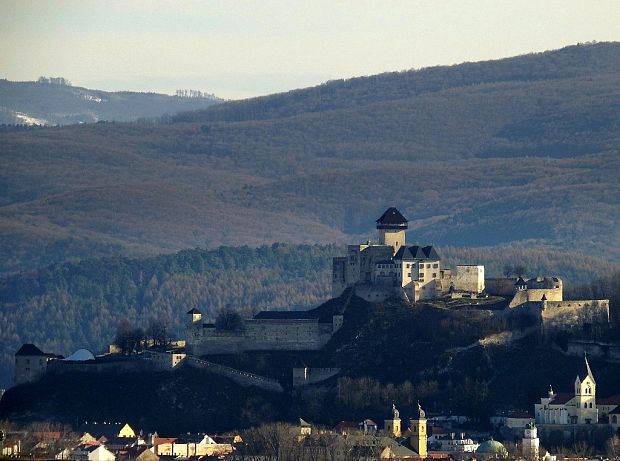 Trenčiansky hrad - pohľad zo záblatských lúk