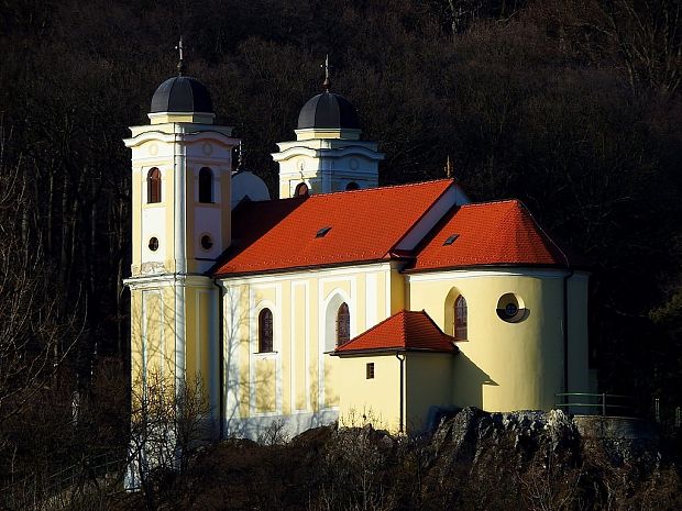Skalka pri Trenčíne dvojvežový kostolík - dominanta pútnického miesta