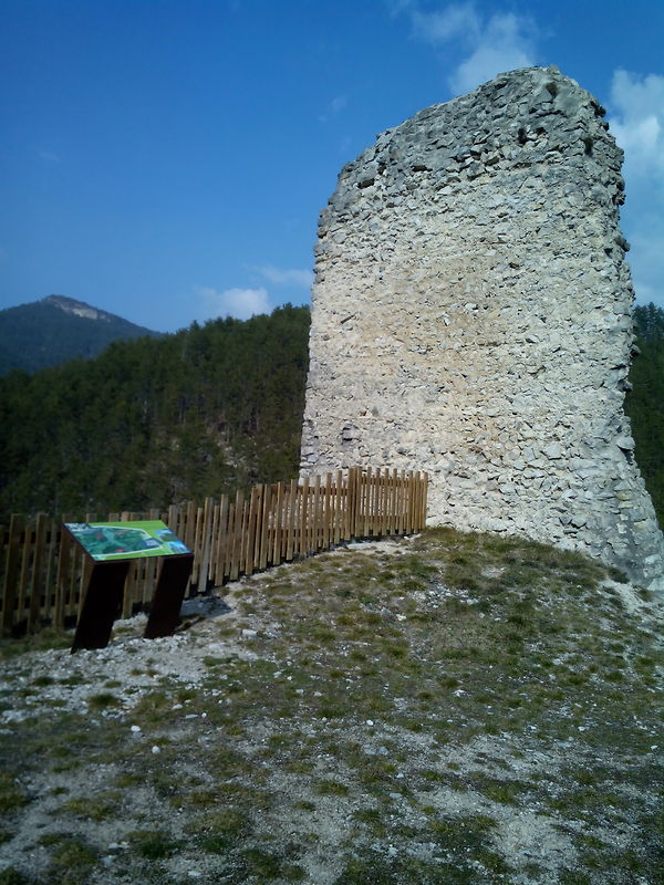 pozostatok múru zo starej výhľadne Tours de Rochebriane
