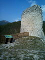 pozostatok múru zo starej výhľadne Tours de Rochebriane