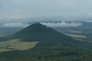 Lysá Stráž (696,4 m n. m.) - pohľad z Veľkej Stráže, v pozadí pohorie Čergov, v popredí sedlo Stráže
