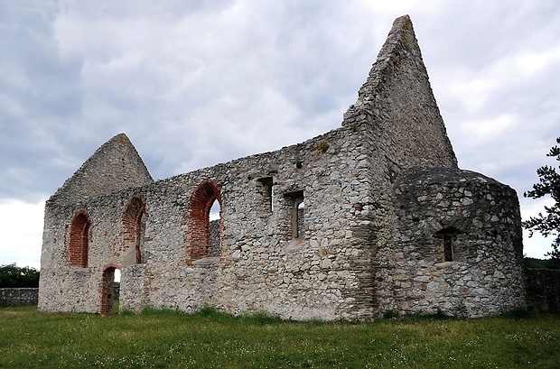 Haluzice - ruiny románskeho kostolíka