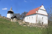 Drienčany-kostol so zvonicou.