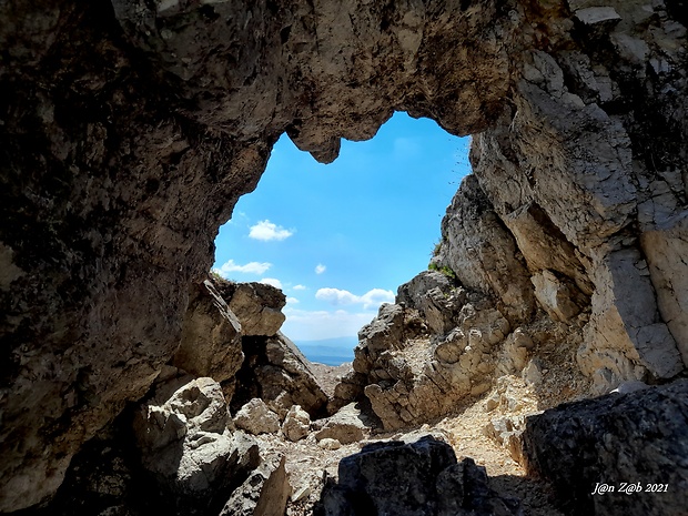 skalné okno v Ostréj