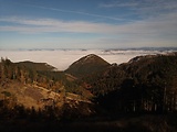 zľava: vrch Valientov diel 828 m.n.m., Hoblík 934 m.n.m. a Polom 1010 m.n.m.  od vrchu Skalnatá 1126 m.n.m.