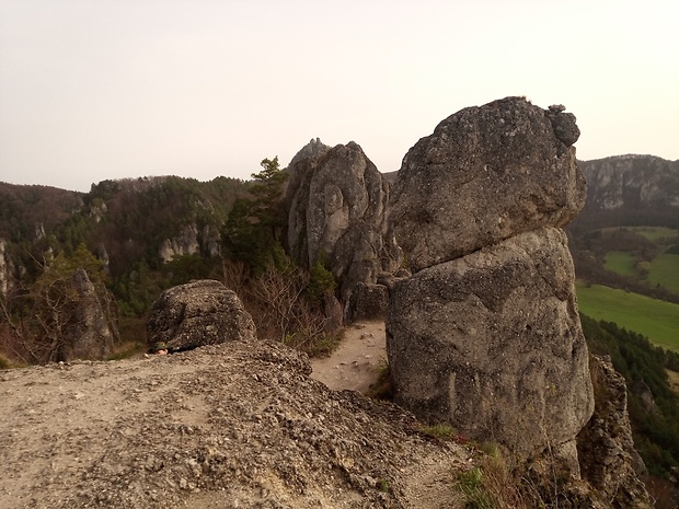 vrch Brada 816 m.n.m. zo Súľovského hradu - Súľovské skaly