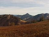  Kraviarske a Poludňový grúň a medzi nimi Rozsutce spod vrchu Hole 1466 m.n.m.