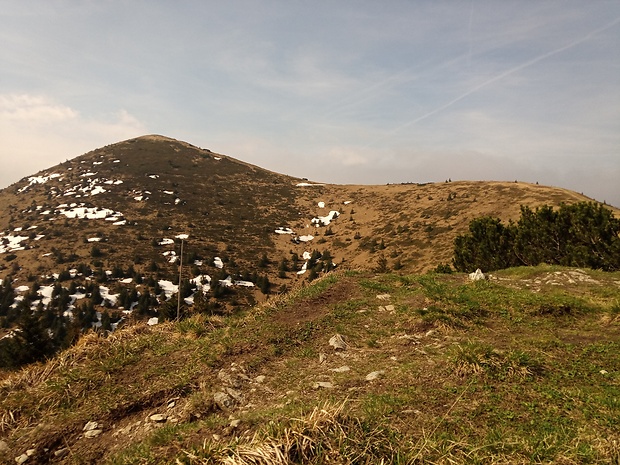 Steny severný vrchol 1535 m.n.m. a Poludňový grúň 1460 m.n.m.  smerom od Stohového sedla 1230 m.n.m.